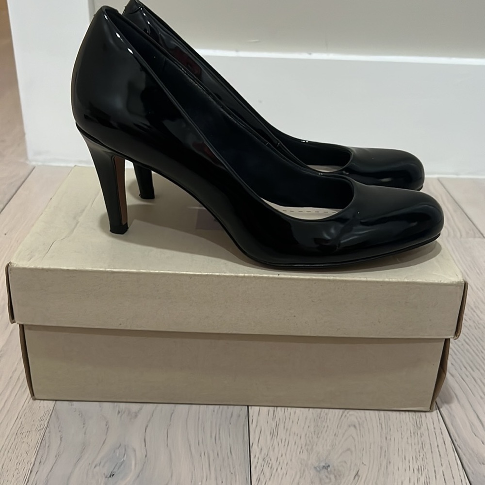 CLARKS SHOES-SIZE 6 - Picture 2 of 2